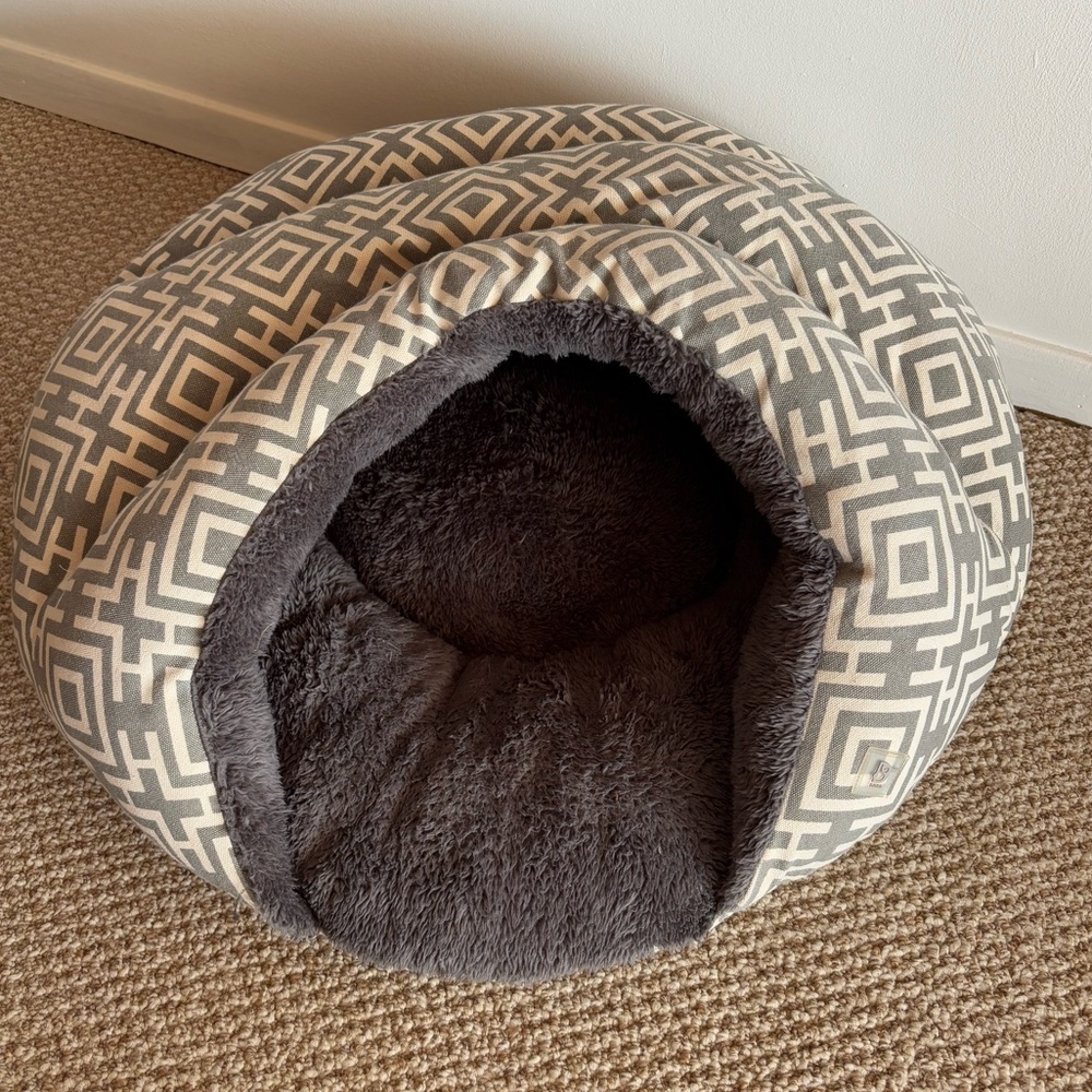 DOGO Pet Bed, Washable, 24”x24” 
Excellent Condition